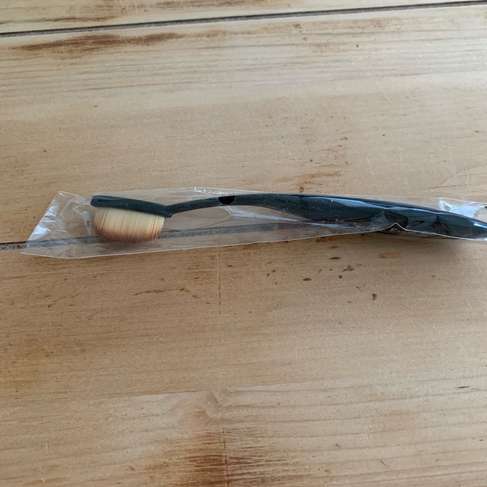 Makeup brush